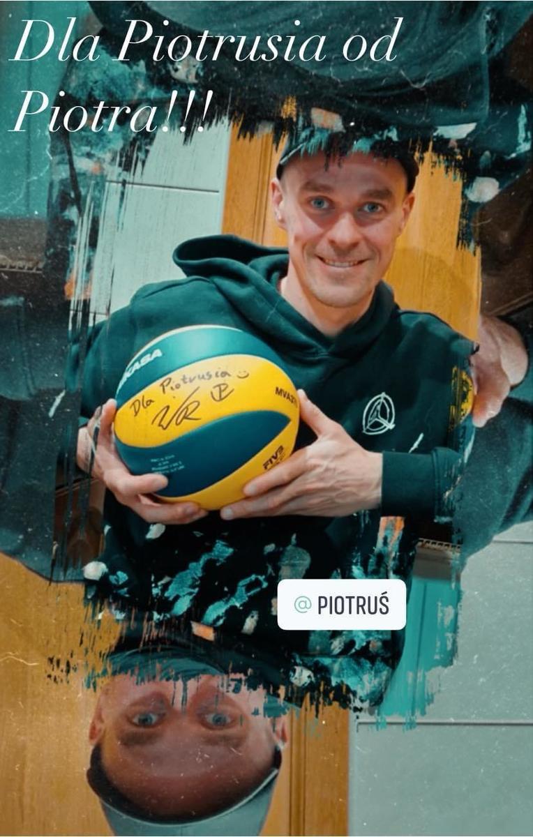 zdjęcie-znany skoczek narciarski Piotr Żyła trzyma piłkę ze swoim autografem