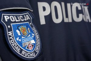 zdjęcie-naszywka cieszyńskiej policji na rękawie kurtki, napis policja, wydział ruchu drogowego