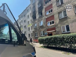 Zdjęcie przedstawia miejsce pożaru raz policyjny radiowóz.