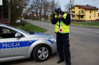 Policjant kontroluje prędkość na drodze