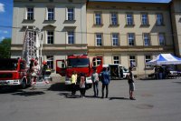 Policjanci, funkcjonariusze straży pożarnej i straży granicznej podczas pikniku szkolnego