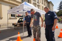 Jeden z uczestników pikniku, który spaceruje po torze przeszkód w alkogoglach - specjalnych okularach, które symulują widzenie w stanie nietrzeźwości. Towarzyszą mu policjanci