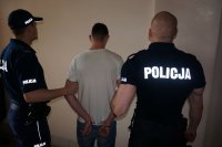 19-latek konwojowany przez policjantów