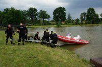 Strażacy rozpoczynają wodowanie pontonu do stawu