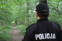 Policjanci zabezpieczają miejsce znalezienia niewybuchu przy torach kolejowych