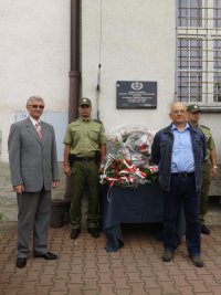 Policyjny emeryt podczas odsłonięcia tablicy pamiątkowej na budynku dawnych koszar.