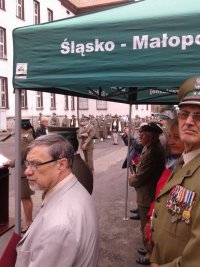 Policyjny emeryt podczas odsłonięcia tablicy pamiątkowej na budynku dawnych koszar.