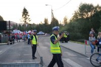 Policjanci zabezpieczają zawody w skokach narciarskich na skoczni w Wiśle Malince