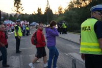 Policjanci zabezpieczają zawody w skokach narciarskich na skoczni w Wiśle Malince