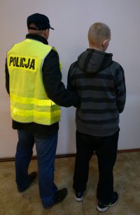 Policjant z zatrzymanym sprawca rozboju