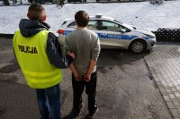 Zatrzymany sprawca rozboju konwojowany przez policjanta