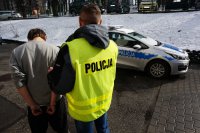 Zatrzymany sprawca rozboju konwojowany przez policjanta