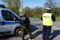 Działania policjantów ruchu drogowego wspieranych przez funkcjonariuszy straży granicznej