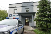 radiowóz przed komisariatem policji w Ustroniu