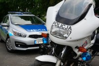 radiowóz i policyjny motocykl