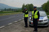 Policjanci pełniący służbę na drodze