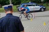 policjant drogówki przeprowadza egzamin na kartę rowerową