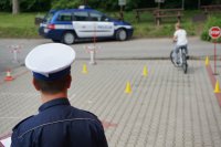 policjant drogówki przeprowadza egzamin na kartę rowerową