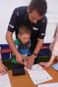 policjanci i strażacy podczas imprezy profilaktyczno edukacyjnej „Bezpieczny Dzień Dziecka” w Chybiu