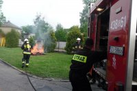 policjanci i strażacy podczas imprezy profilaktyczno edukacyjnej „Bezpieczny Dzień Dziecka” w Chybiu