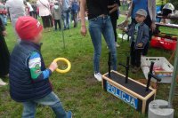 policjanci i strażacy podczas imprezy profilaktyczno edukacyjnej „Bezpieczny Dzień Dziecka” w Chybiu