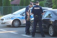 Policjanci kontrolują kierowcę samochodu