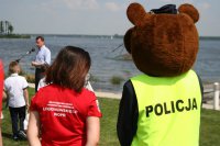 Szef MSWiA podczas konferencji nad Jeziorem Zegrzyńskim w sprawie bezpiecznego wypoczynku nad wodą. Towarzyszył mu Komendant Główny Policji nadinsp. dr Jarosław Szymczyk.