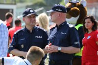 Szef MSWiA podczas konferencji nad Jeziorem Zegrzyńskim w sprawie bezpiecznego wypoczynku nad wodą. Towarzyszył mu Komendant Główny Policji nadinsp. dr Jarosław Szymczyk.