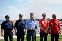 Szef MSWiA podczas konferencji nad Jeziorem Zegrzyńskim w sprawie bezpiecznego wypoczynku nad wodą. Towarzyszył mu Komendant Główny Policji nadinsp. dr Jarosław Szymczyk.