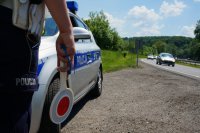 Policjanci drogówki nadzorują ruch na drodze