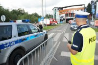 policjanci zabezpieczają turniej skoków narciarskich w Wiśle