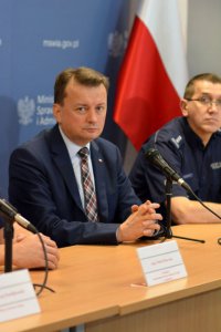 odprawa w Centrum Szkolenia Policji w Legionowie. W odprawie z Ministrem Spraw Wewnętrznych i Administracji Mariuszem Błaszczakiem i Komendantem Głównym Policji nadinsp. dr. Jarosławem Szymczykiem, wziął także udział Zastępca Komendanta Wojewódzkiego Policji w Katowicach insp. Roman Rabsztyn. Wymienione osoby siedzią za stołem konferencyjnym