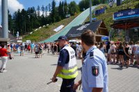 Policjanci zabezpieczają zawody pucharu świata w skokach narciarskich