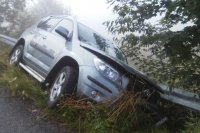 Kolizja samochodów w gęstej mgle. Policja i straż pożarna zabezpiecza miejsce zdarzenia