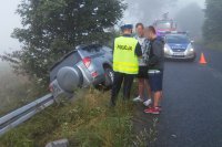 Kolizja samochodów w gęstej mgle. Policja i straż pożarna zabezpiecza miejsce zdarzenia