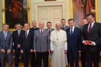 Papież Franciszek złożył na ręce ministra Mariusza Błaszczaka podziękowania dla służb