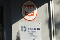 tablica z informacją o siedzibie Komisariatu Policji w Ustroniu