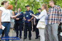 Minister Jarosław Zieliński z policjantami podczas konferencji dotyczącej Krajowej Mapy Zagrożeń Bezpieczeństwa, która zostanie wdrożona we wrześniu we wszystkich garnizonach Policji