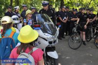 Minister Jarosław Zieliński z policjantami podczas konferencji dotyczącej Krajowej Mapy Zagrożeń Bezpieczeństwa, która zostanie wdrożona we wrześniu we wszystkich garnizonach Policji