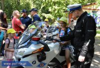 Minister Jarosław Zieliński z policjantami podczas konferencji dotyczącej Krajowej Mapy Zagrożeń Bezpieczeństwa, która zostanie wdrożona we wrześniu we wszystkich garnizonach Policji