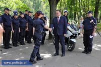 Minister Jarosław Zieliński z policjantami podczas konferencji dotyczącej Krajowej Mapy Zagrożeń Bezpieczeństwa, która zostanie wdrożona we wrześniu we wszystkich garnizonach Policji