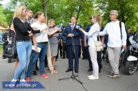 Minister Jarosław Zieliński z policjantami podczas konferencji dotyczącej Krajowej Mapy Zagrożeń Bezpieczeństwa, która zostanie wdrożona we wrześniu we wszystkich garnizonach Policji