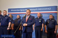 Minister Jarosław Zieliński z policjantami podczas konferencji dotyczącej Krajowej Mapy Zagrożeń Bezpieczeństwa, która zostanie wdrożona we wrześniu we wszystkich garnizonach Policji