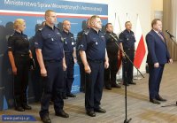 Minister Jarosław Zieliński z policjantami podczas konferencji dotyczącej Krajowej Mapy Zagrożeń Bezpieczeństwa, która zostanie wdrożona we wrześniu we wszystkich garnizonach Policji