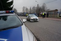 Policjanci zabezpieczają rajd samochodowy