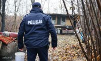 policjant sprawdza miejsca gdzie mogą przebywać osoby bezdomne, zagrożone wychłodzeniem organizmu