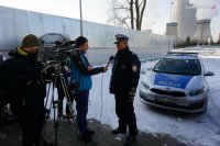 policjanci na stacji diagnostycznej