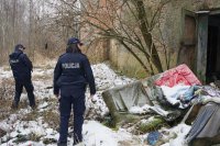 policjanci sprawdzają pustostany, gdzie mogą przebywać osoby zagrożone wychłodzeniem organizmu