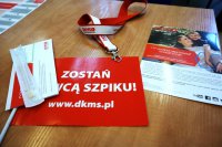 Policjanci i strażacy pomagają chorym na białaczkę i rejestrują się w bazie DKMS