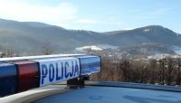 napis policja na dachu radiowozu